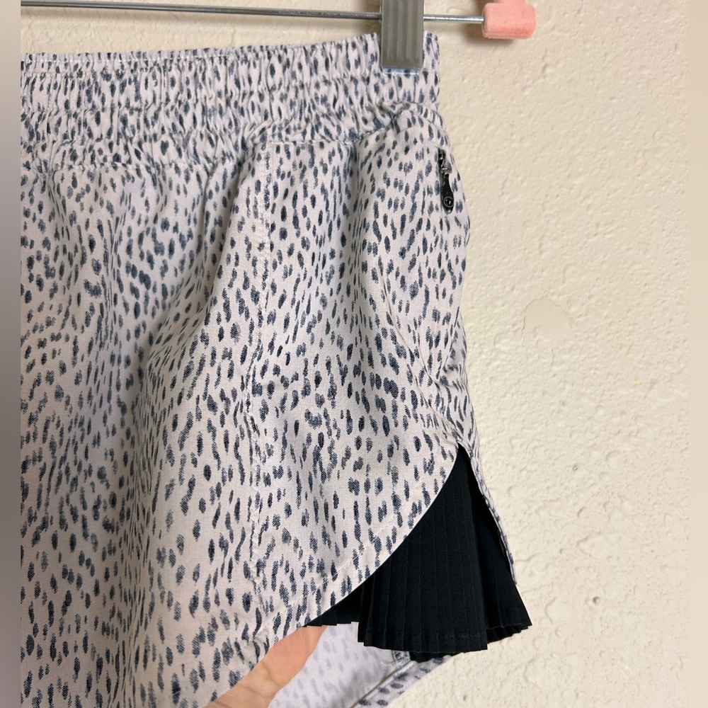 Lululemon Pleat To Street Short Dottie Dash White Black - Picture 2 of 5